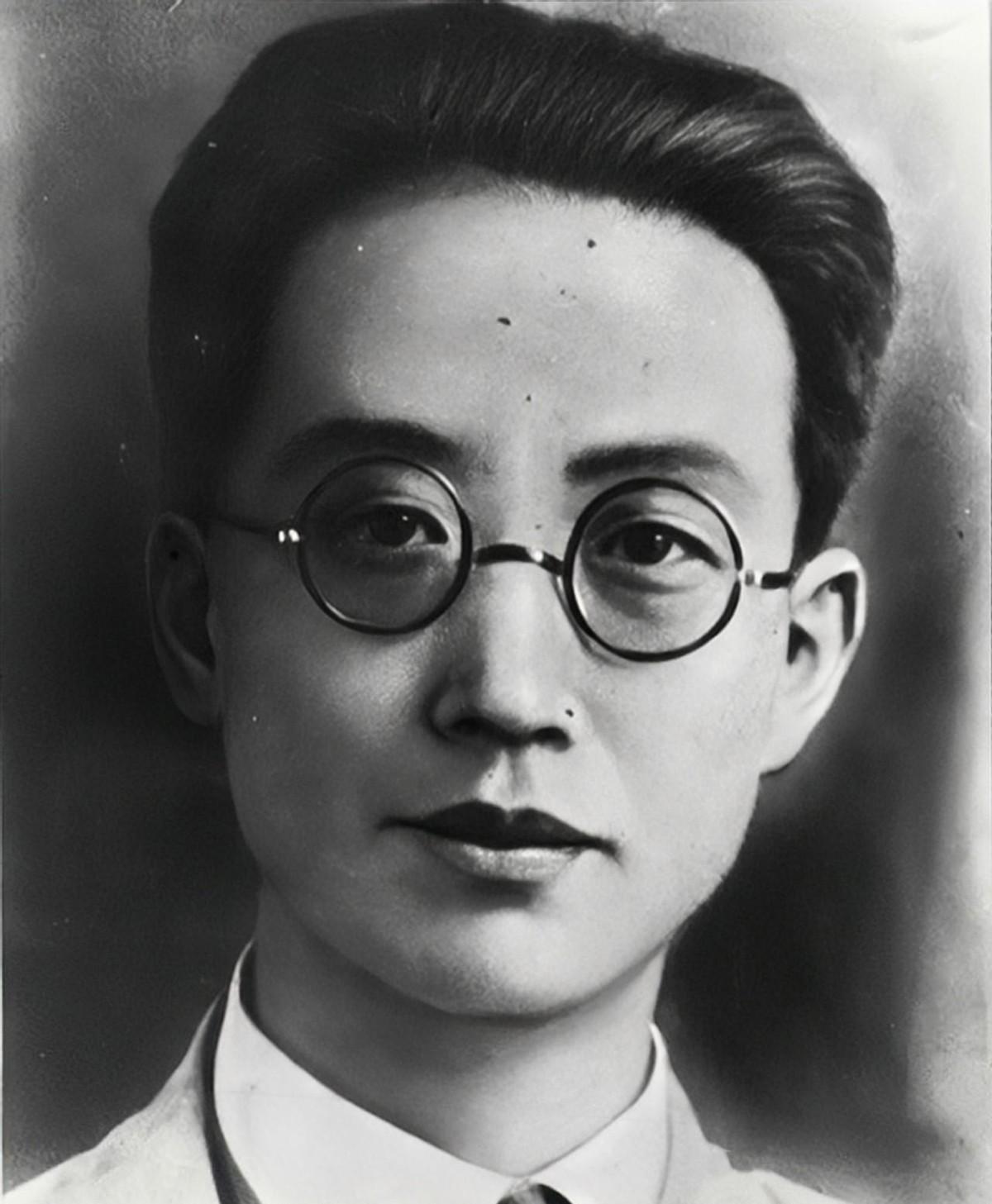 瞿秋白行刑前坦然进食饮水高歌离去，笑对刑场盘腿而坐称赞此地环境很好
1934年盛