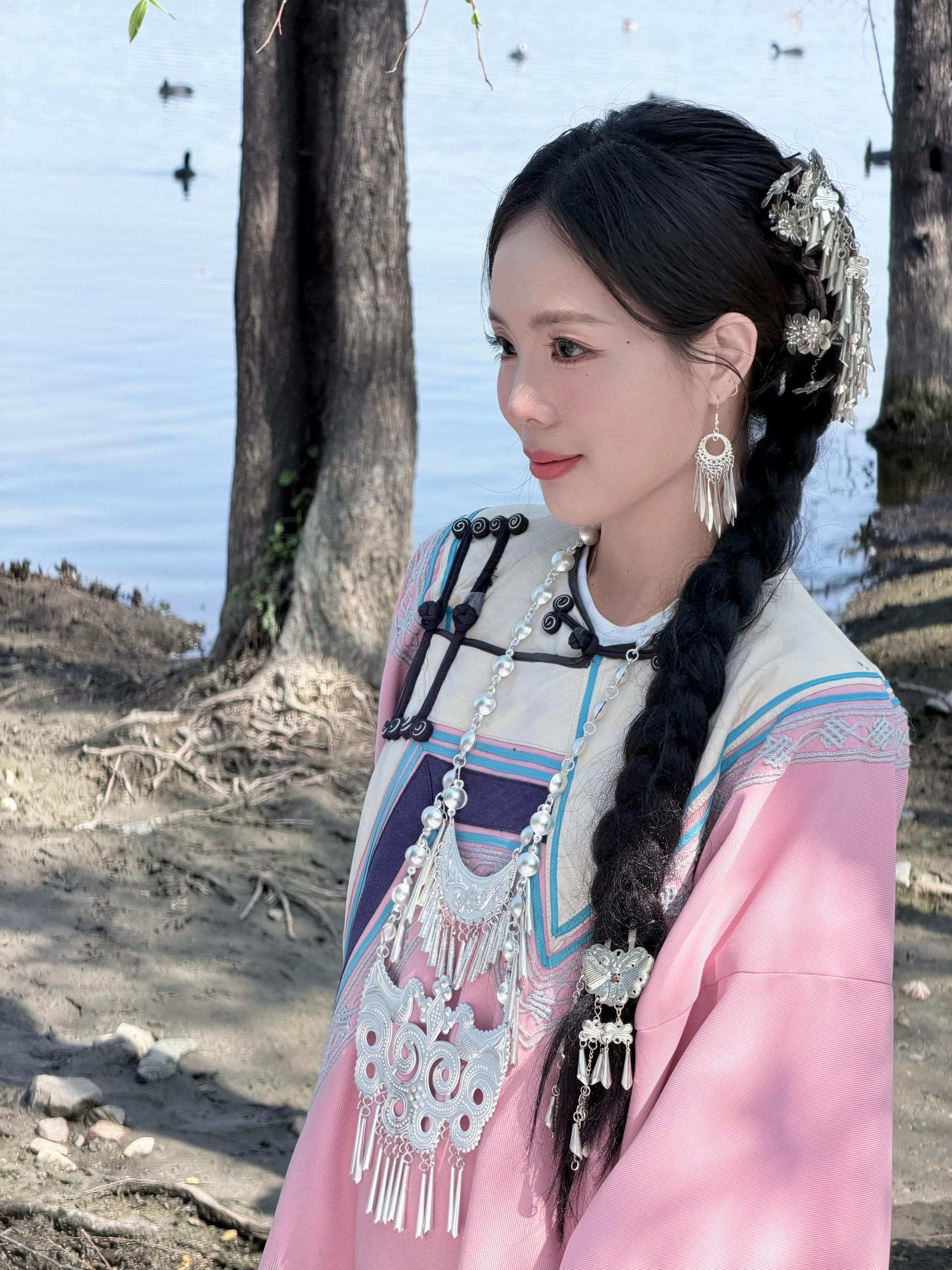 第三次来大理了 第一次穿民族服装在洱海边。拍照