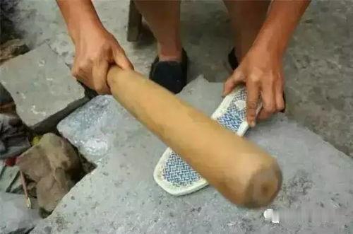 老张在街角修了三十年鞋，手上全是茧。
那天来了个年轻人，皮鞋底磨穿了，但他脱下鞋