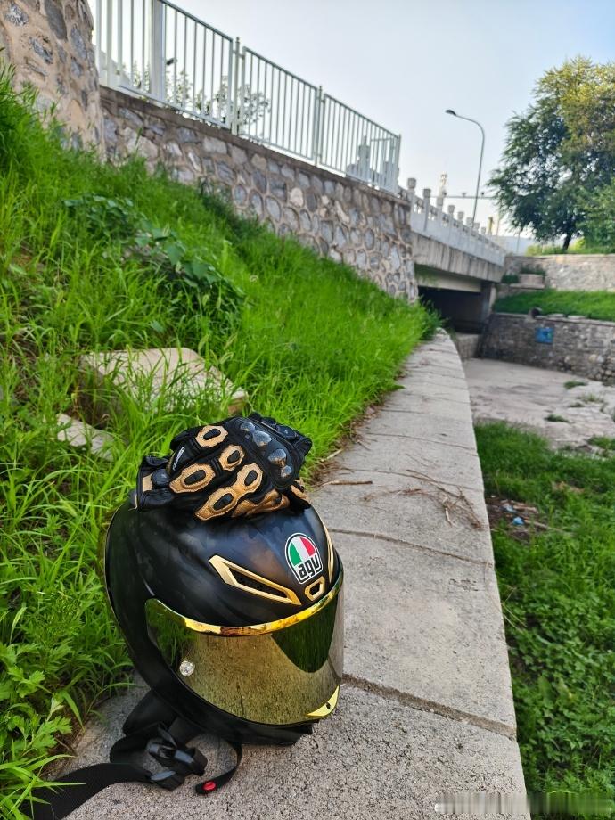 左航的自拍看不见脸  左航的自拍看不见脸可真的是笑死了呀，好想知道这看不见脸的自