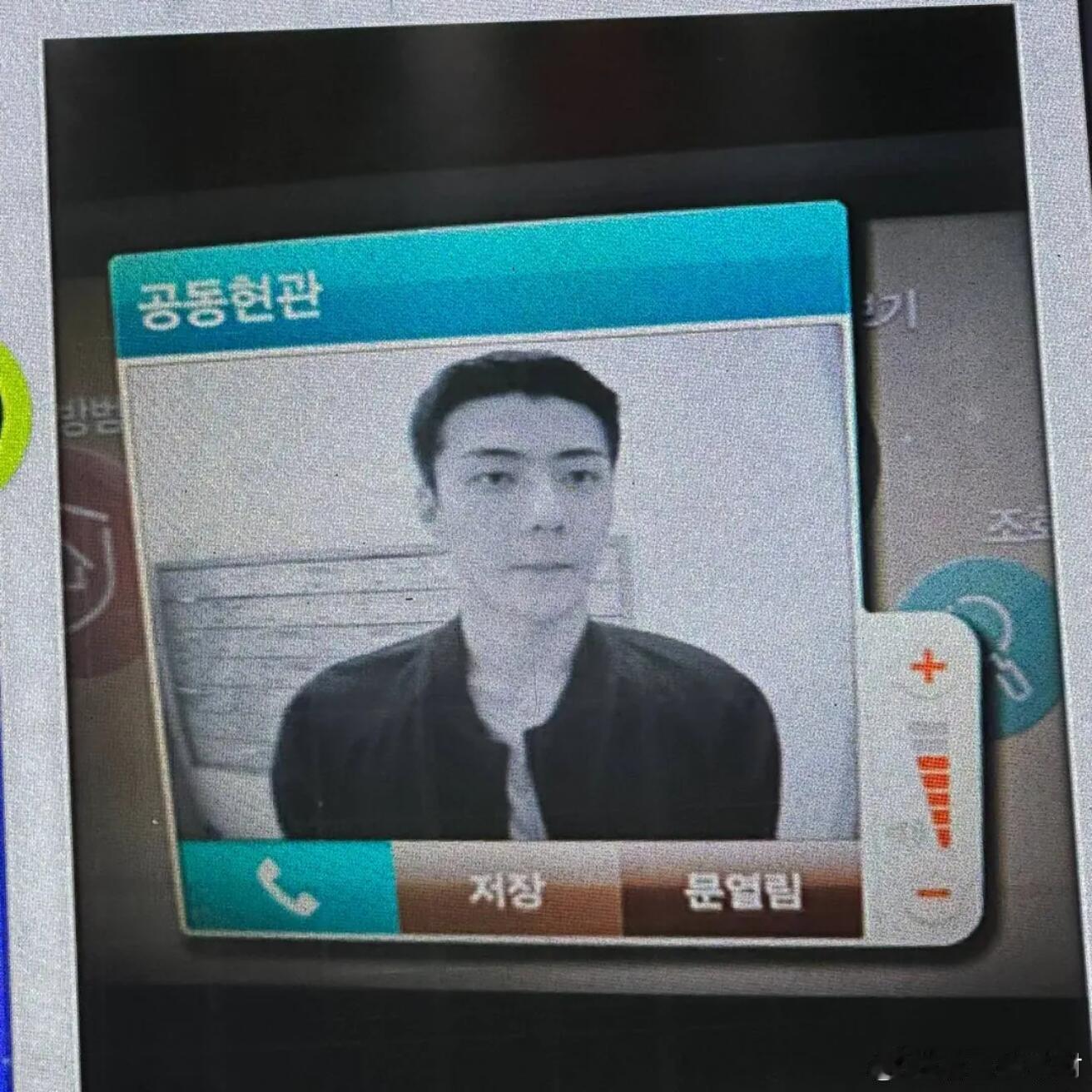 据说这是世勋去灿烈家门口时灿烈亲手拍的！灿烈说世勋出现在他家可视电话里面太帅了！