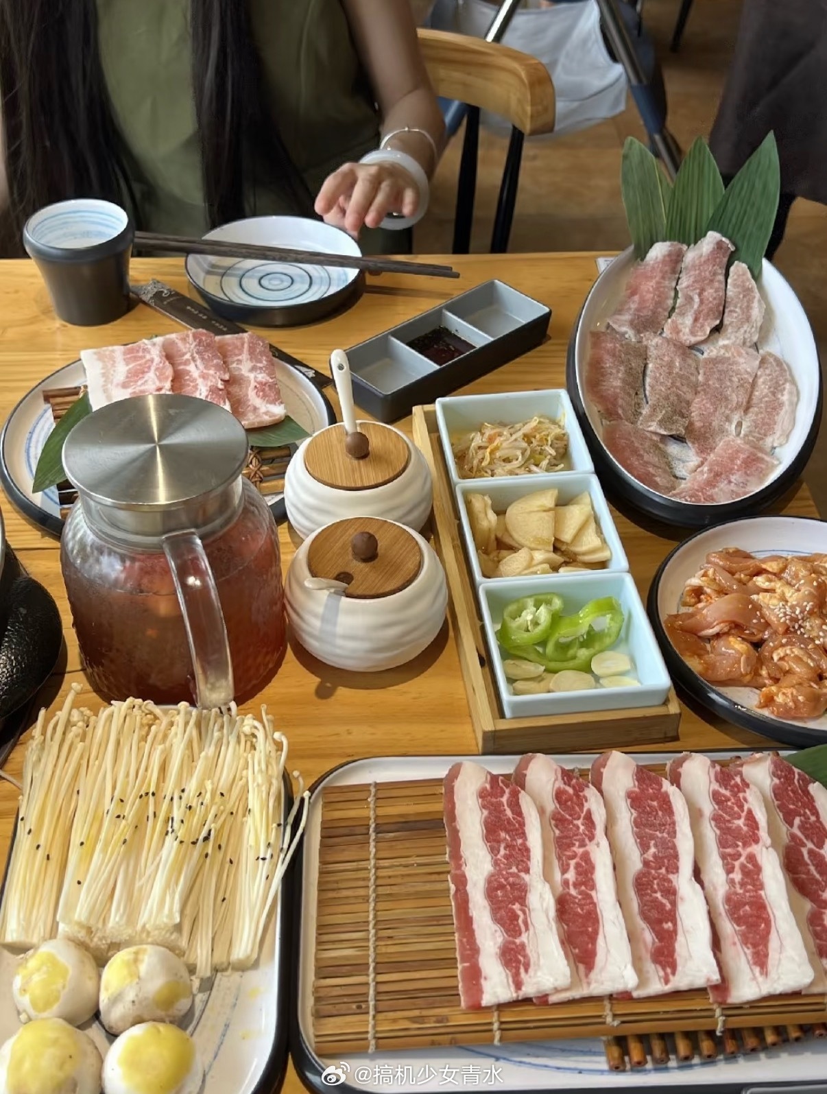 双人餐是需要两份主食饮料的我觉得一份饮品至少应该是这样一份吧……