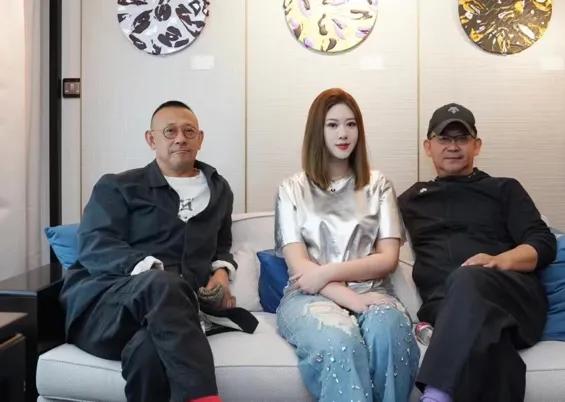 一次拍摄，姜武为了报仇，抱住闫学晶就往她屁股上狠打，周围的人根本拉不开架，导演一