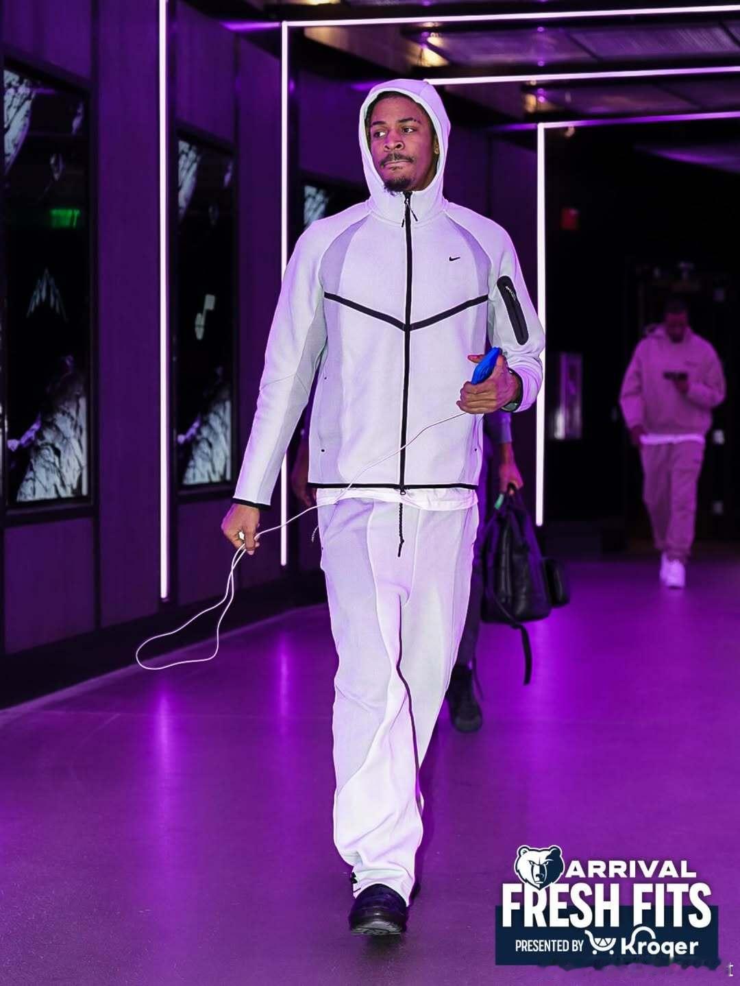 莫兰特今日赛前装扮，虽然不能出战，但一样要穿得帅帅的