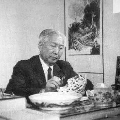 103岁陶瓷泰斗离世！捐22件国宝却无一件私藏，这才是真大师！
 
谁能想到10