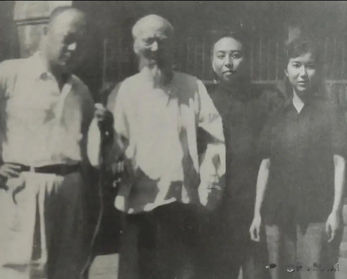 1952年，陈毅将军在剧作家吴祖光和新凤霞夫妇的陪同下，前往北京跨车胡同探望时年