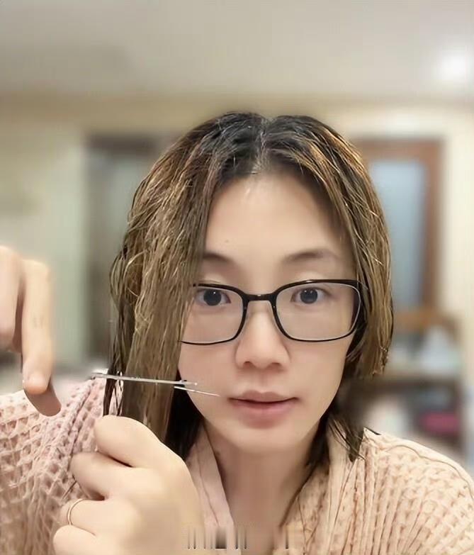 老公刷到苗苗视频，突然来一句，这姑娘胆子真大，两把剪刀自己就把头发给铰了。

我