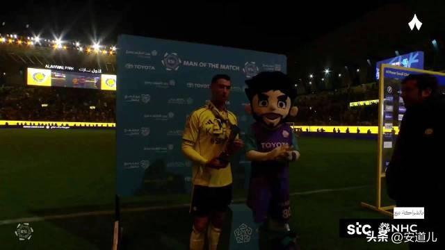恭喜C罗荣获本场全场最佳球员奖，这颁奖也太暗了
C罗生涯956球 🛑 恭喜C罗
