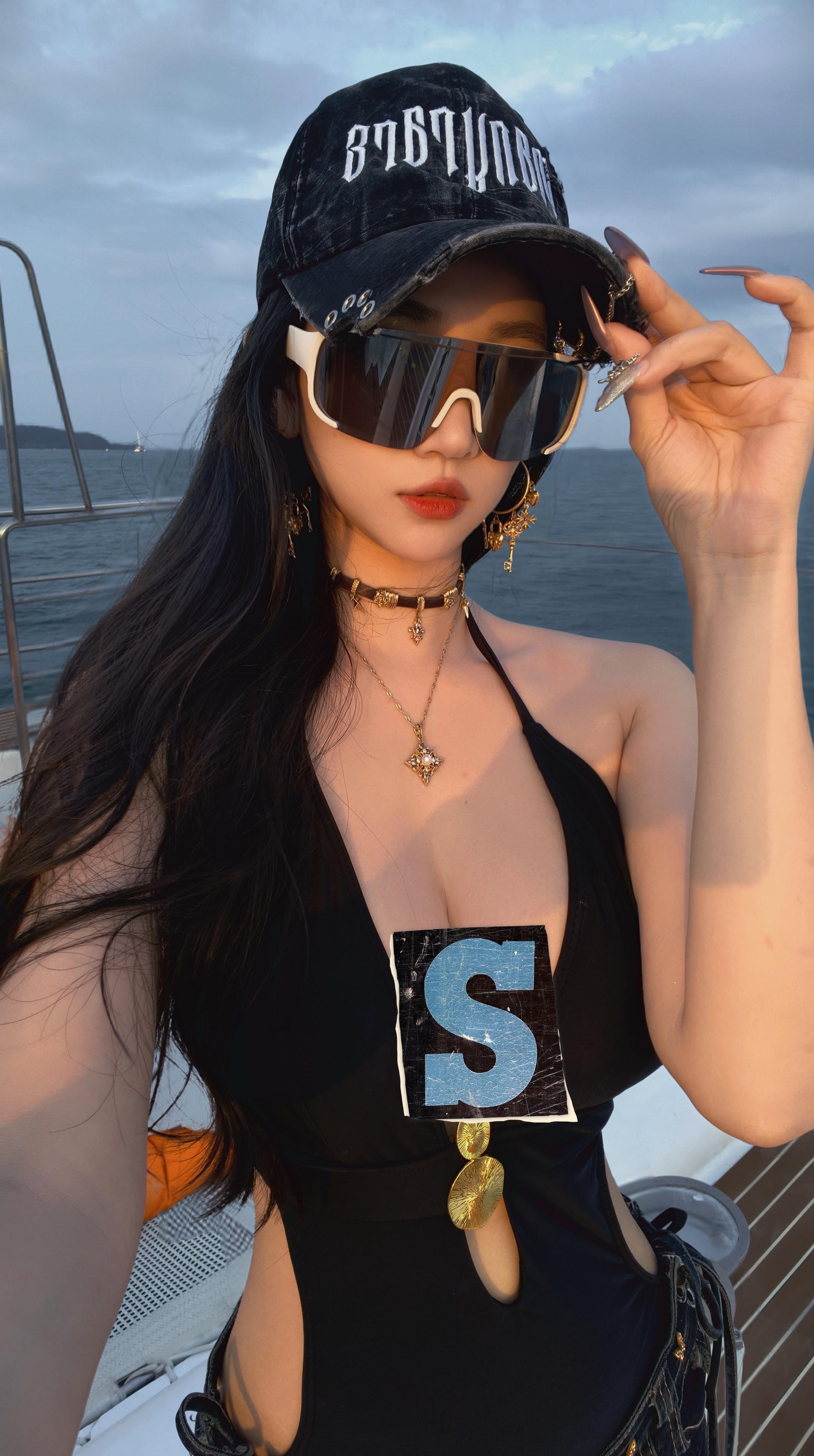 所以爱情是奢侈品。爱马仕今年的广告语：“公开的不一定最爱、不公开的一定...