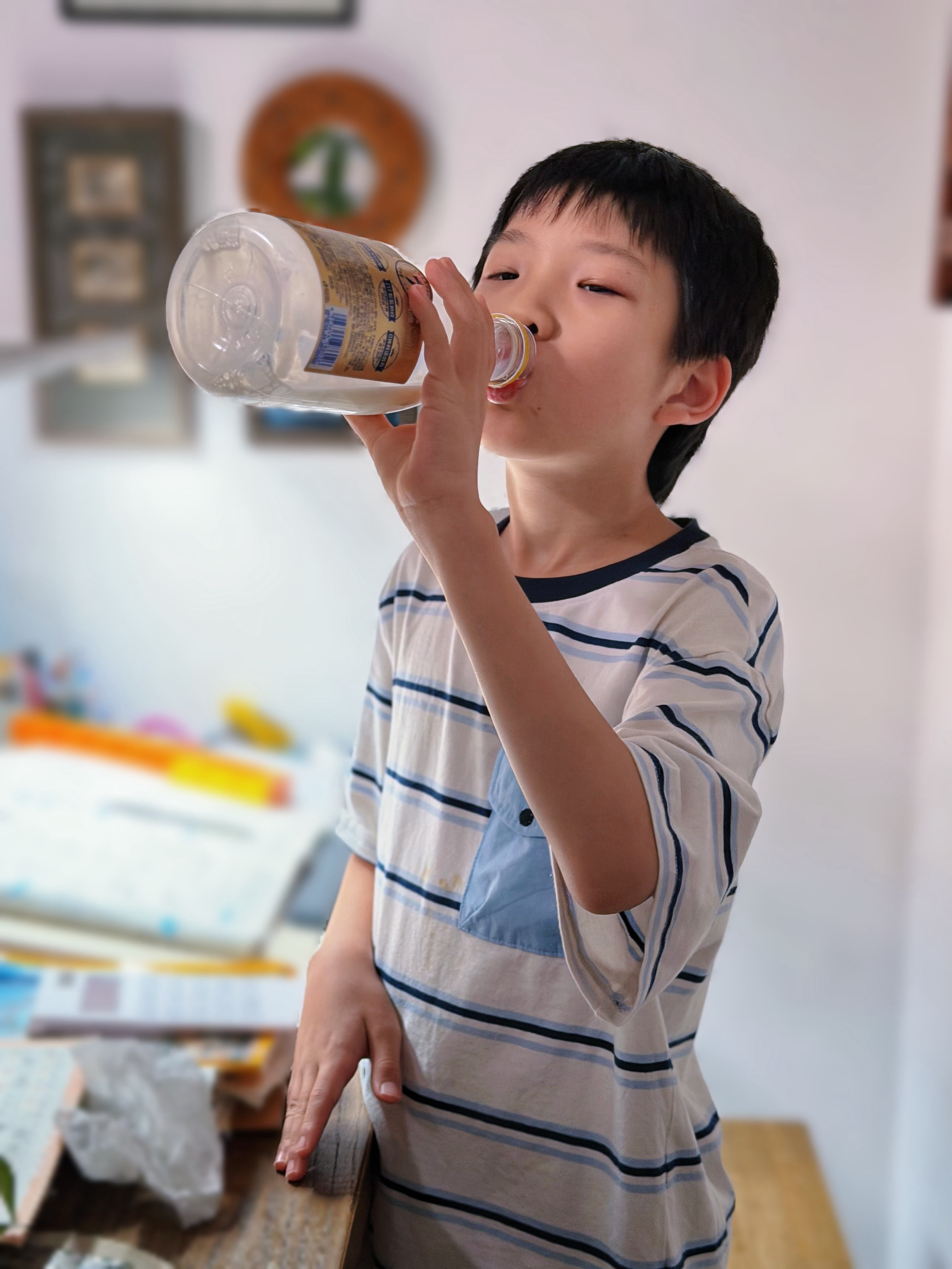 今天的夜宵是喝一升奶。小学生小添