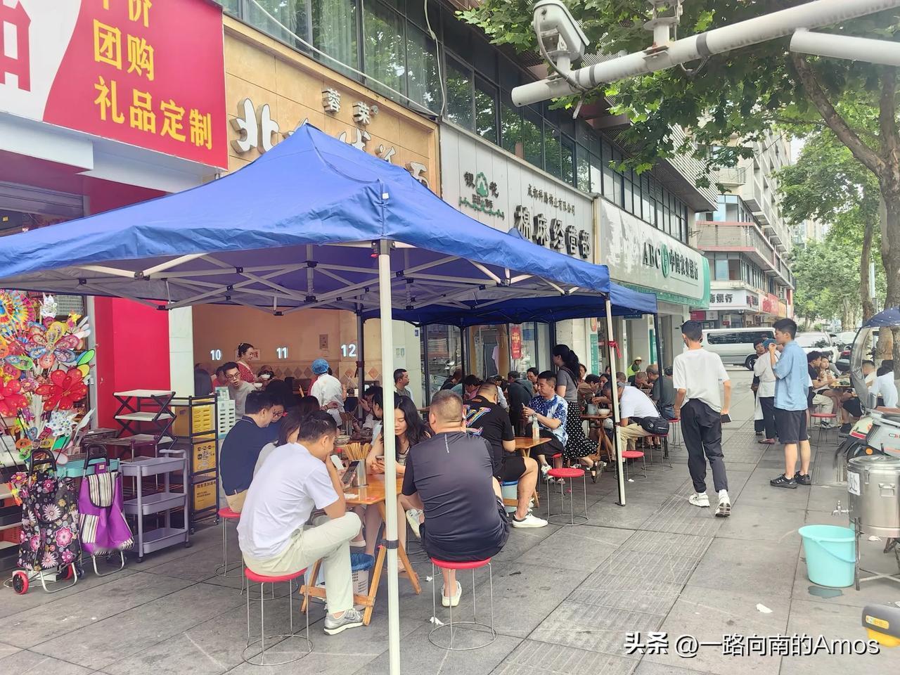 来成都16年了，第一次来吃这家铺盖面，早就听说这家铺盖面很火爆，但是一直没来亲自