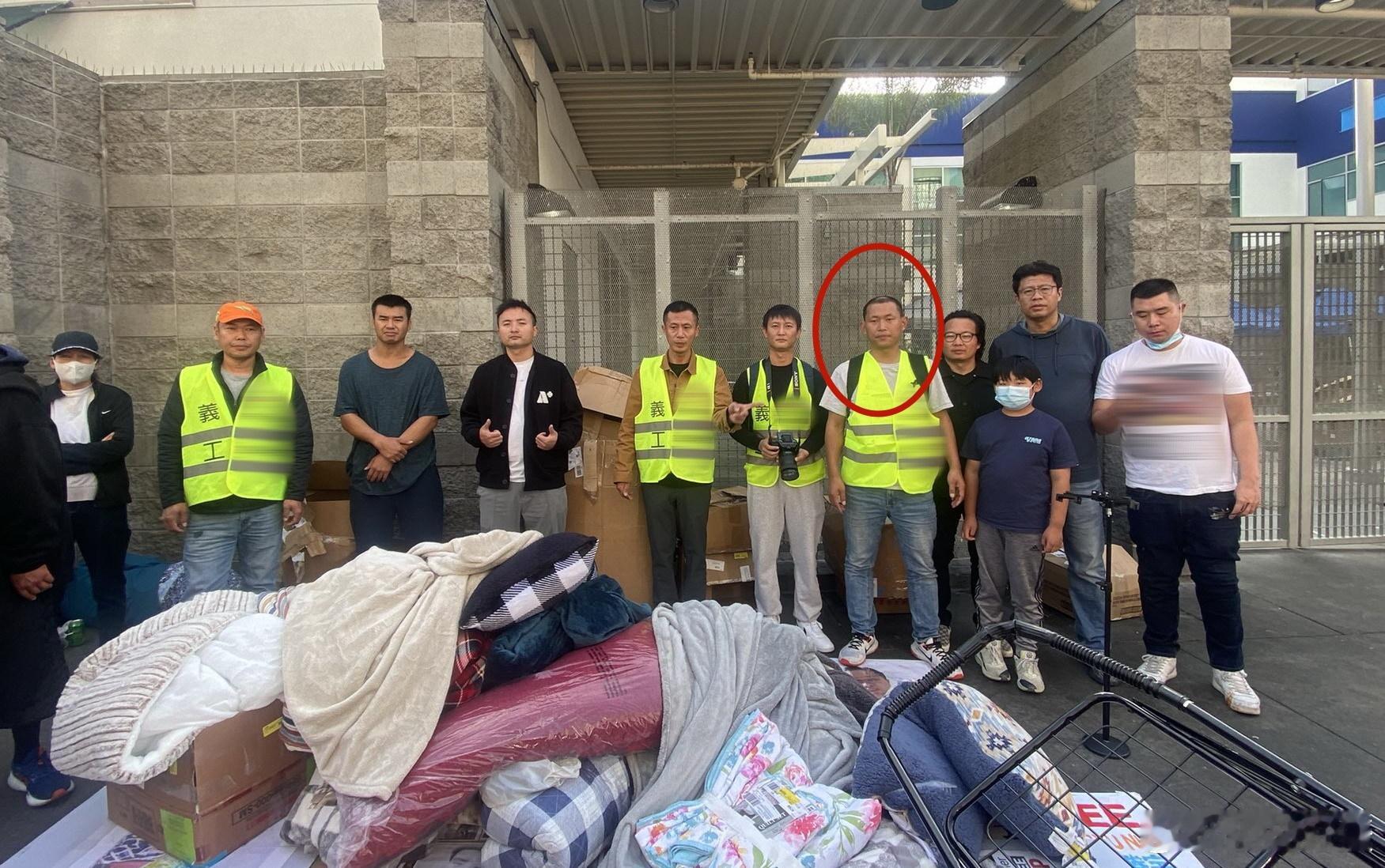 笑爆！据美国渣音说，在洛杉矶丁胖子广场，台独饲养的几只卖国贼又当起了“义工”，为