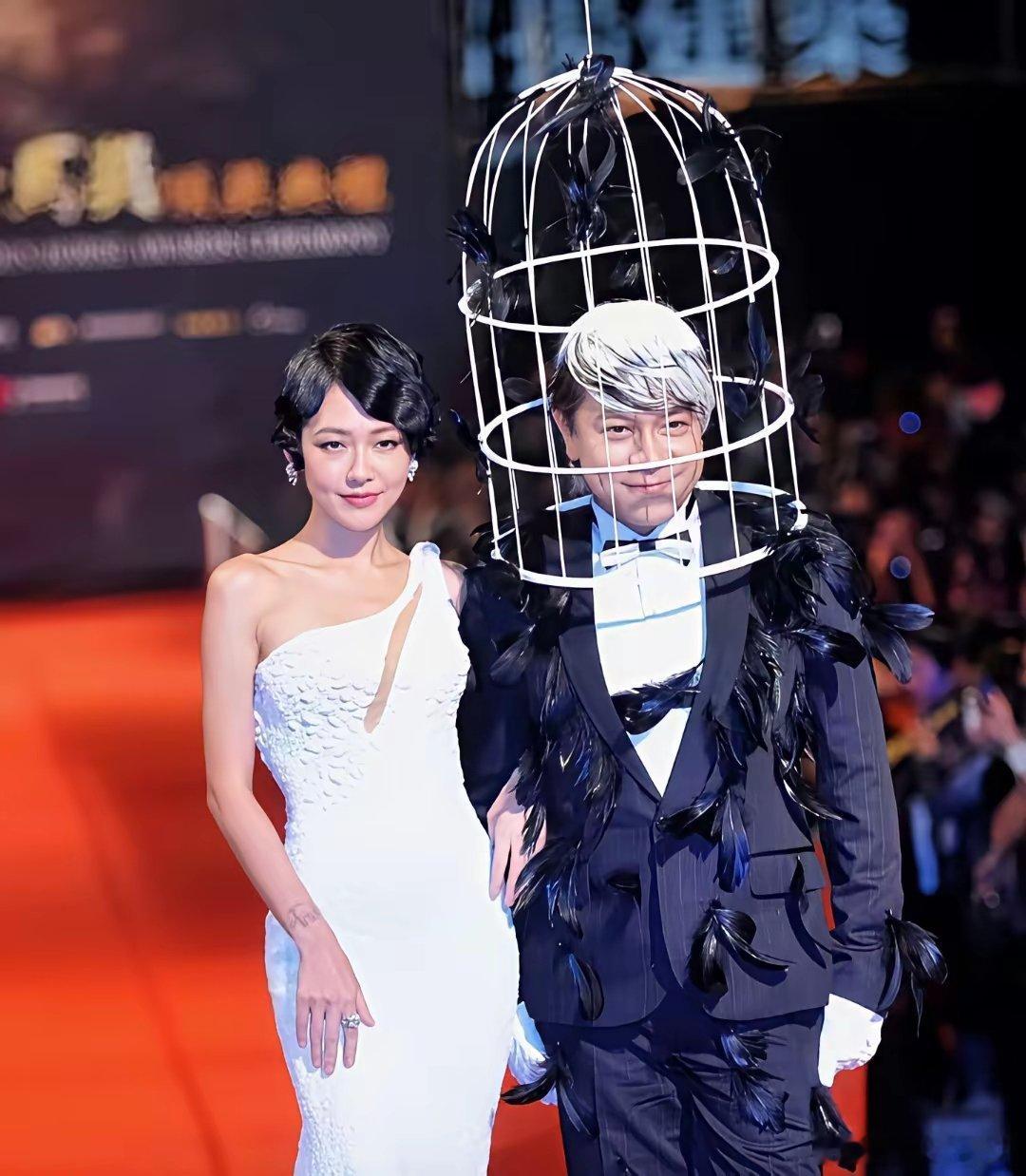 蔡康永在活动中经常会设计一些惊世骇俗的穿搭，就比如下图这个礼服的形式。衣服本身的