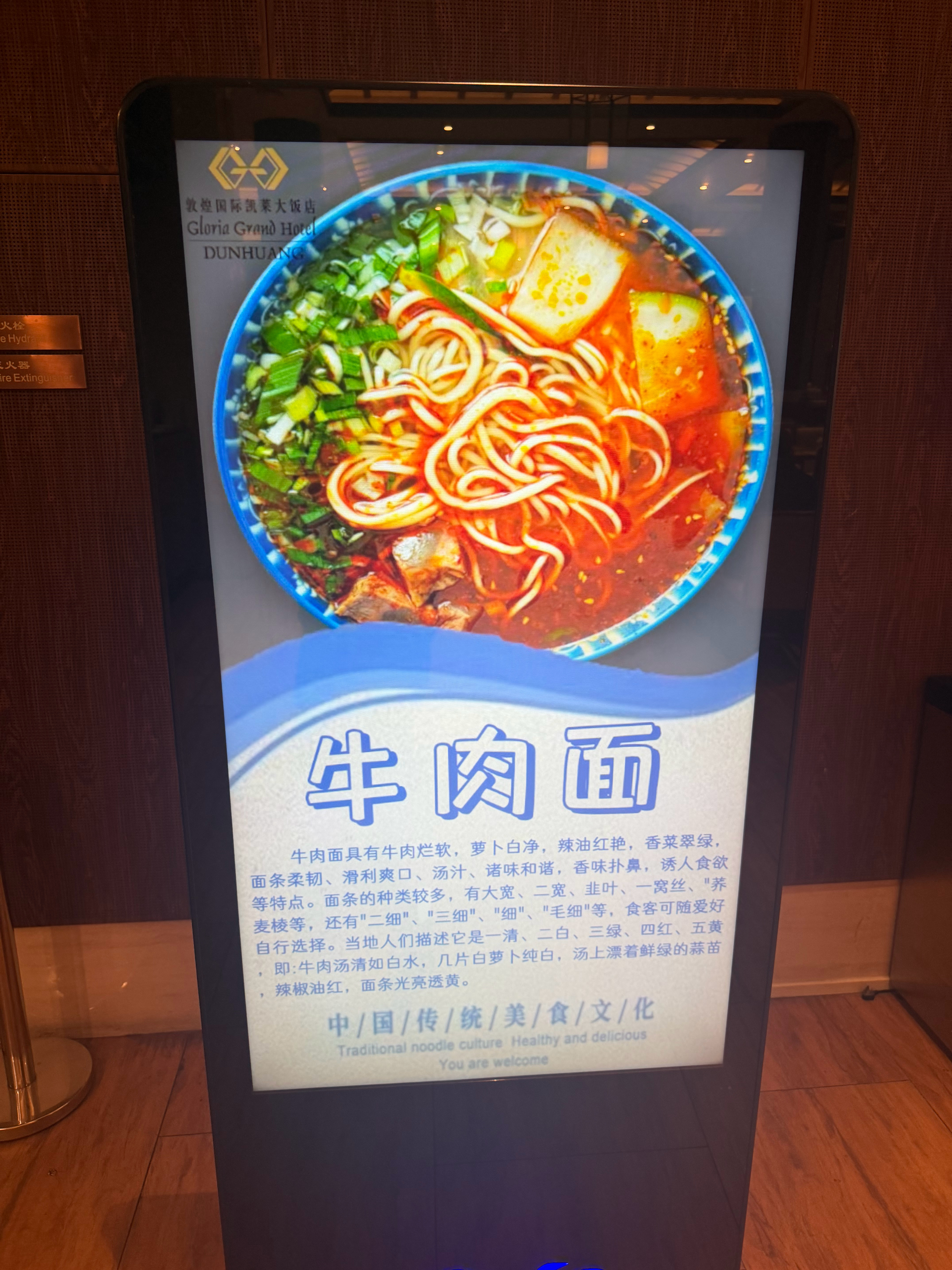 我现在知道为什么都要挤进来做汽车自媒体了大早上酒店餐厅美女老师已经7.8个了