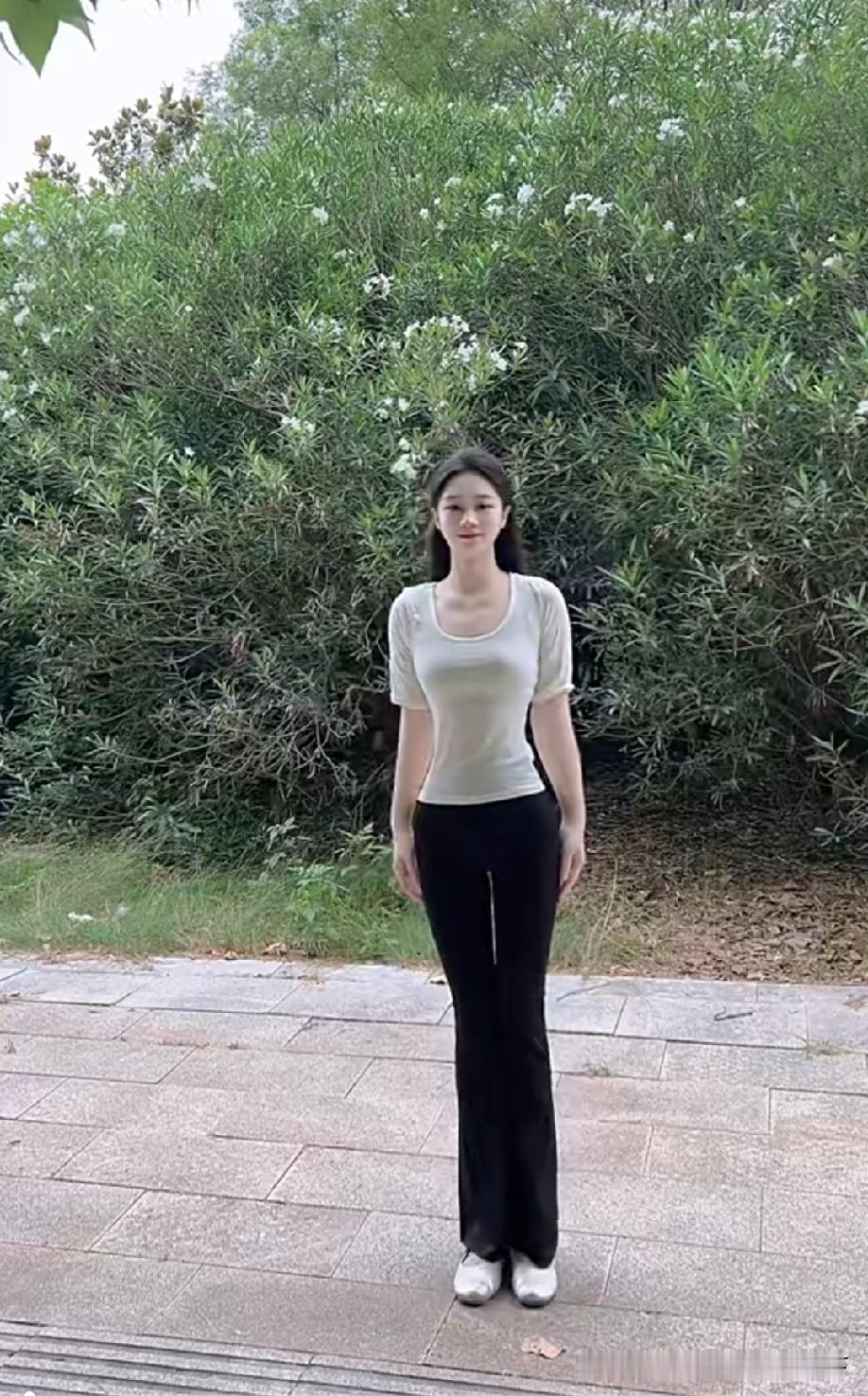 好身材好颜值，舞姿优美流畅！