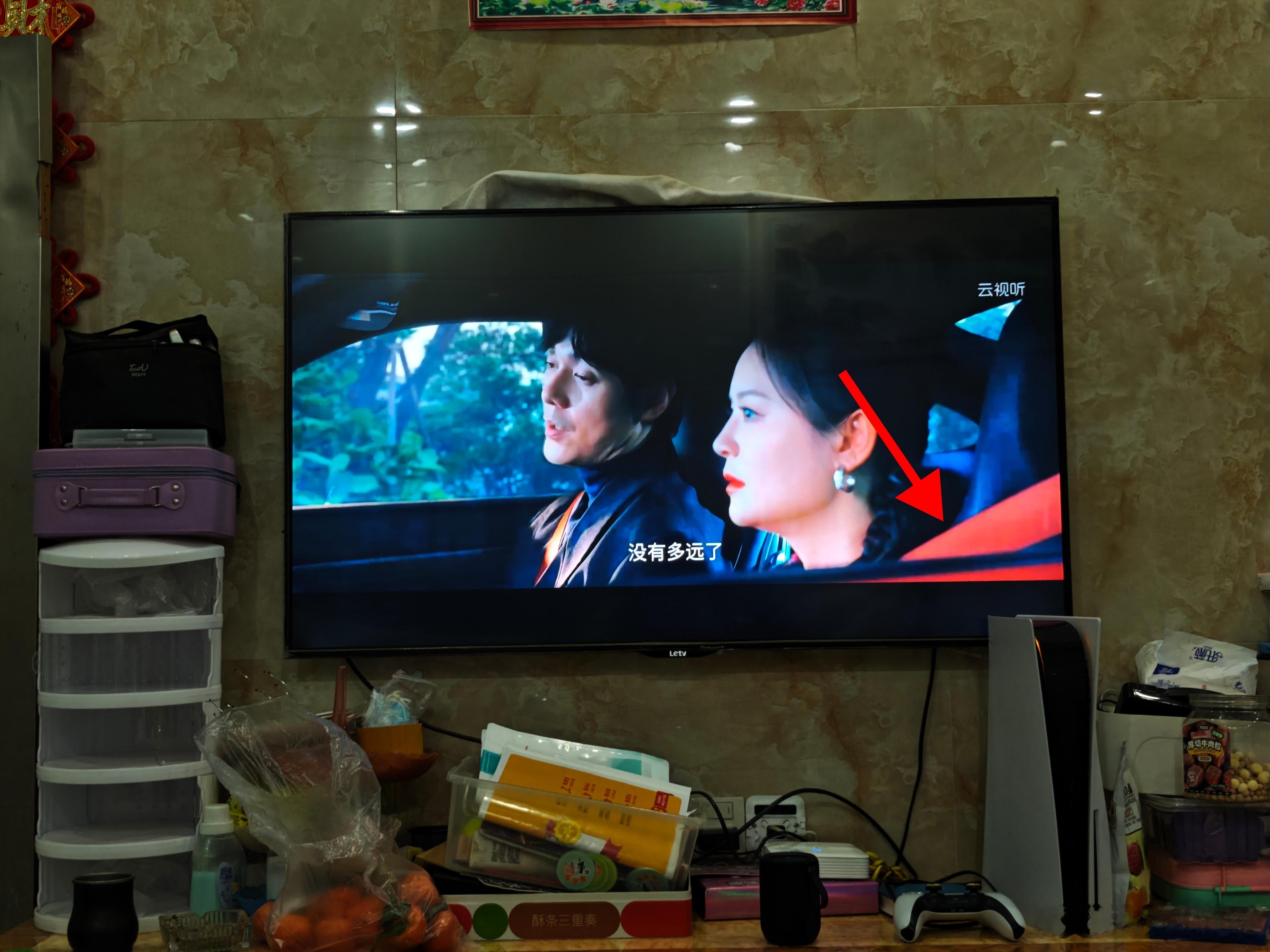 这是不是穿帮了，为啥正面（图1）看主驾安全带是黑色的，副驾的橙色的，然后侧面（图