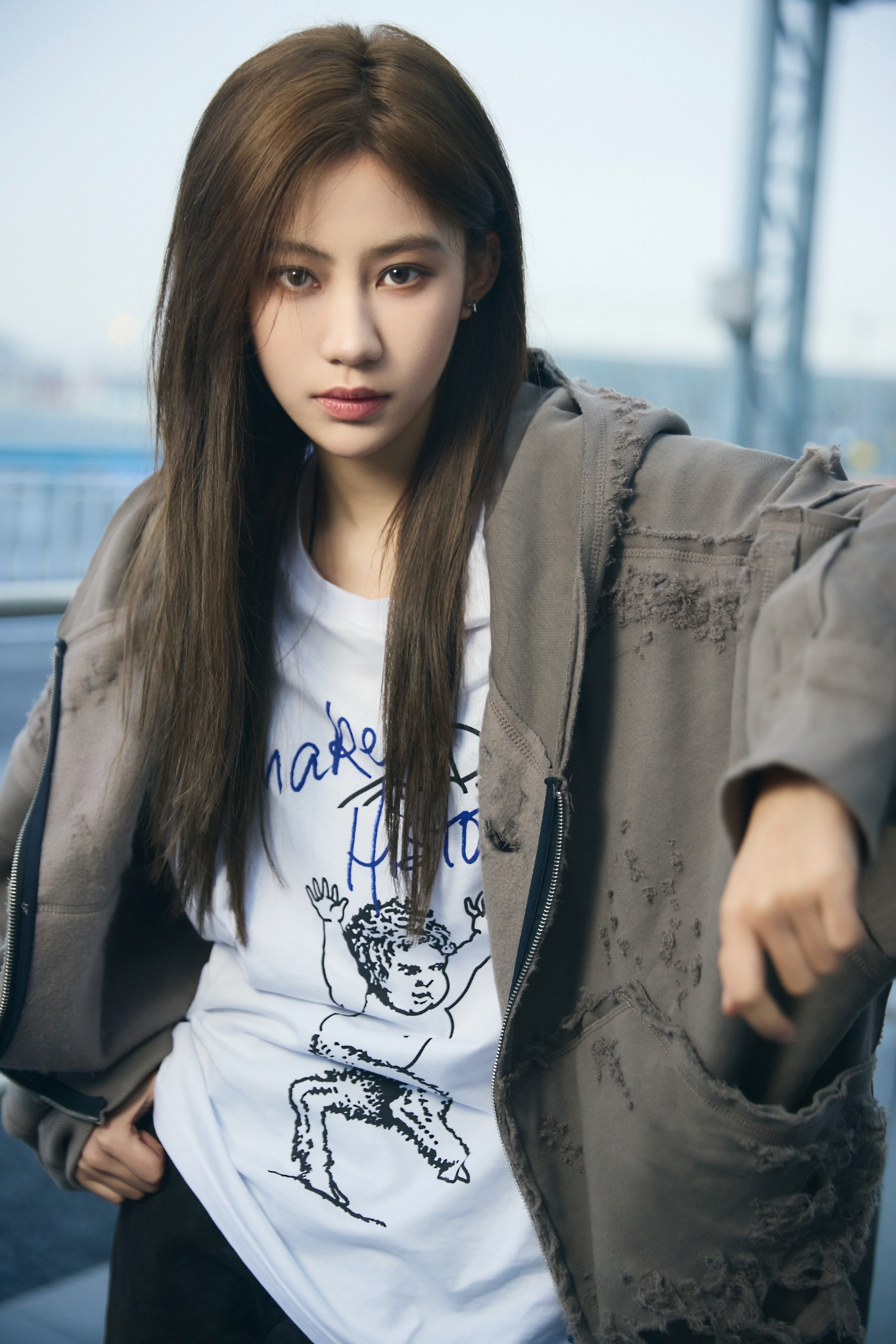 袁一琦 × 巴黎时装周 机场出发造型大片，Look 1身穿 Vivienne W