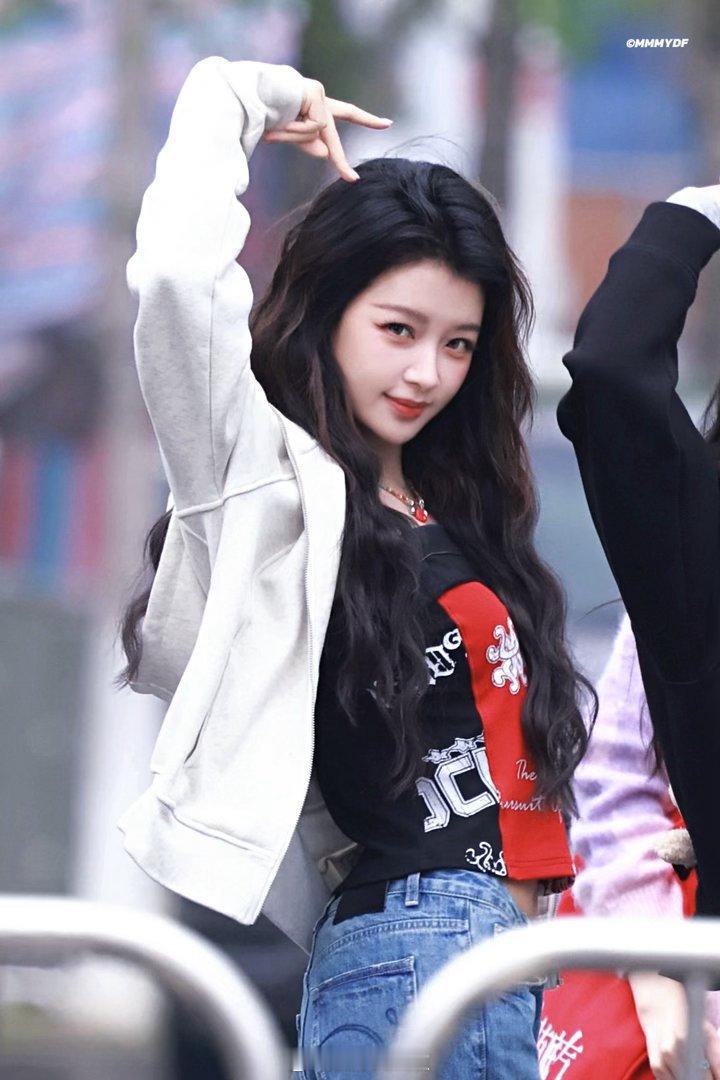 孙怡收到自己老鼠干的反应乘风2026就算被老鼠干整蛊也丝毫不影响颜值，孙怡无奈配