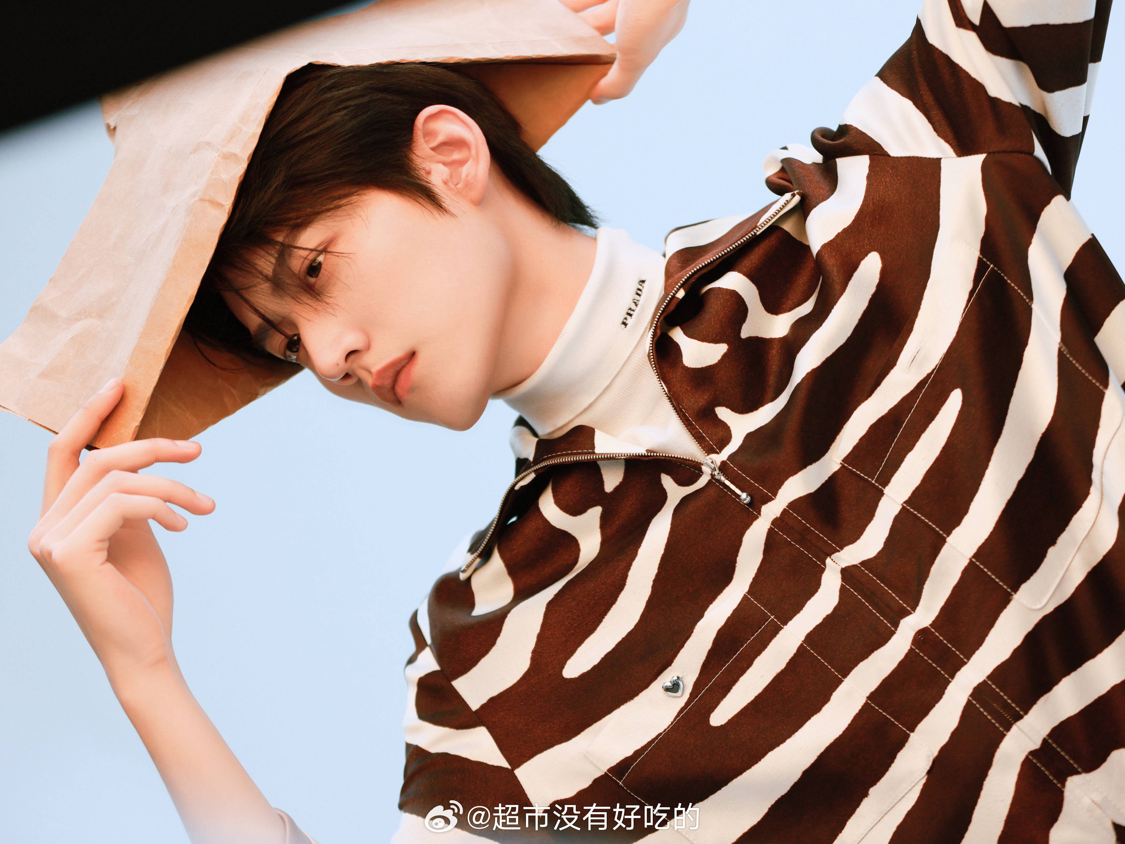 周柯宇远看有腿近看有颜 狙击蝴蝶对周柯宇的加成真大啊，第一本五大男刊的开季封来了