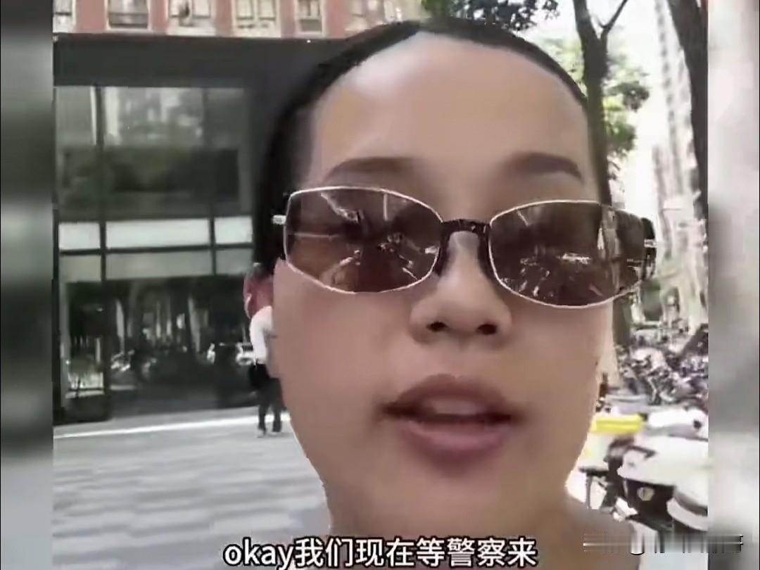一小伙子在路边抽烟玩手机，被以为一位“禁烟使者”的女子盯上了，她认为男子的烟味已