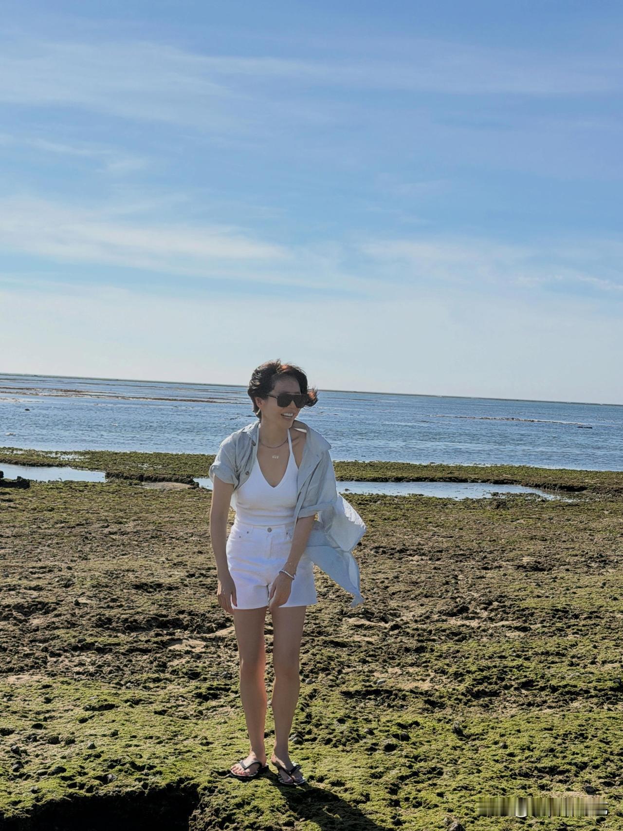 18日，演员孙艺珍在Instagram上传了多张照片，并配文“旅行的第二天”。