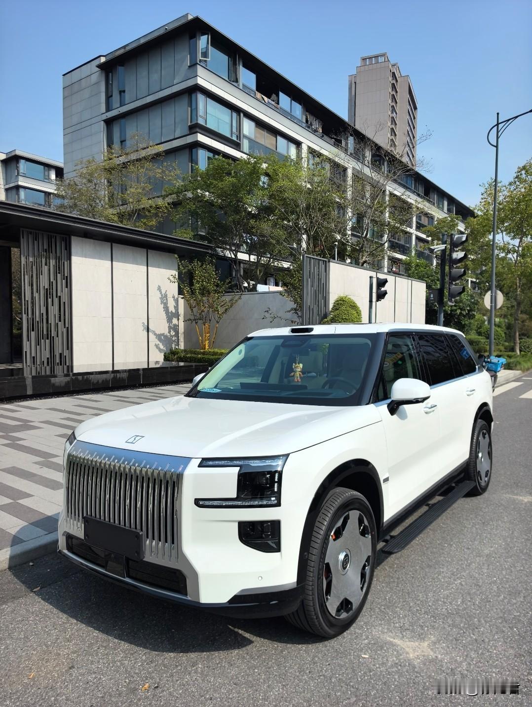 始终在模仿，实力愈渐强大。
这便是我对吉利这一品牌的印象。曾有人给吉利的车换上奔