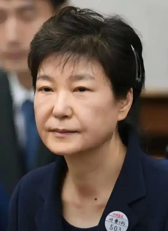 万万没想到，尹锡悦内乱罪一审宣判之际，出狱三年的朴槿惠竟然也惹上了官司！究竟是巧