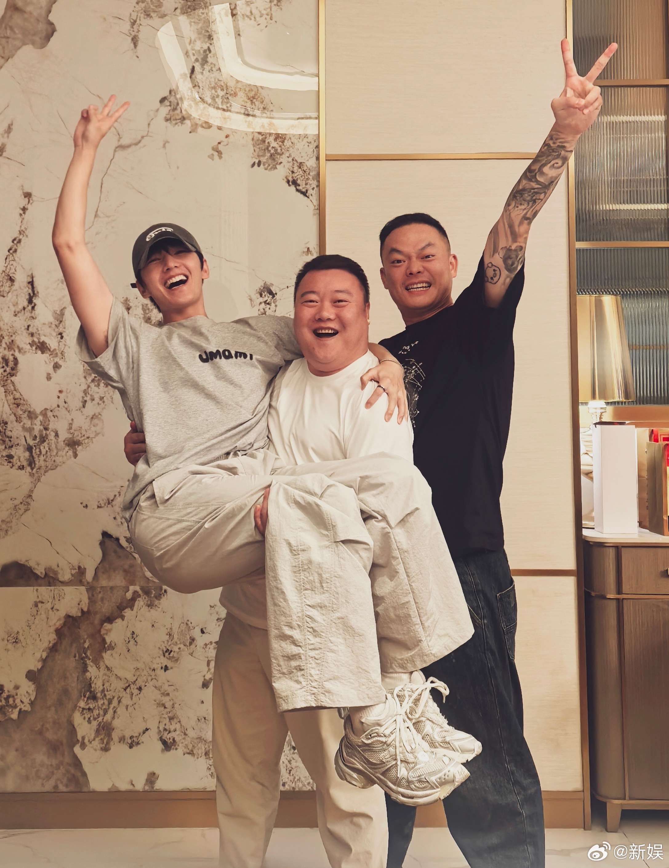 杨洋被公主抱的表情杨洋被从古代抱到了现代杨洋和《雨霖铃》动作导演聚餐了，还是杨洋