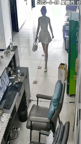 数一数这位小姐姐换了几套衣服