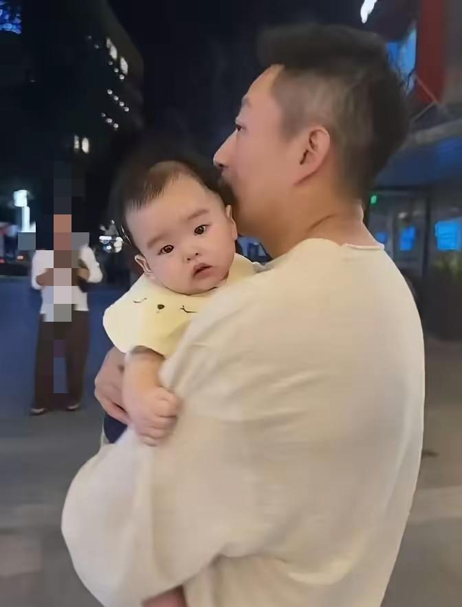 汪小菲怀抱五月龄汪宝外出散步，正脸曝光惹网友热议
谁能想到一次寻常的户外散步，迅