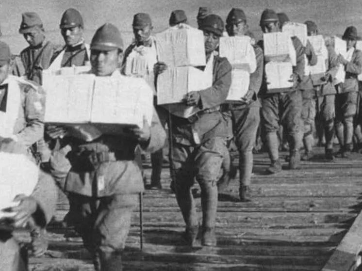 1946年11月27日，辽宁葫芦岛港，最后一艘遣返日本人的轮船"第一大海丸"即将