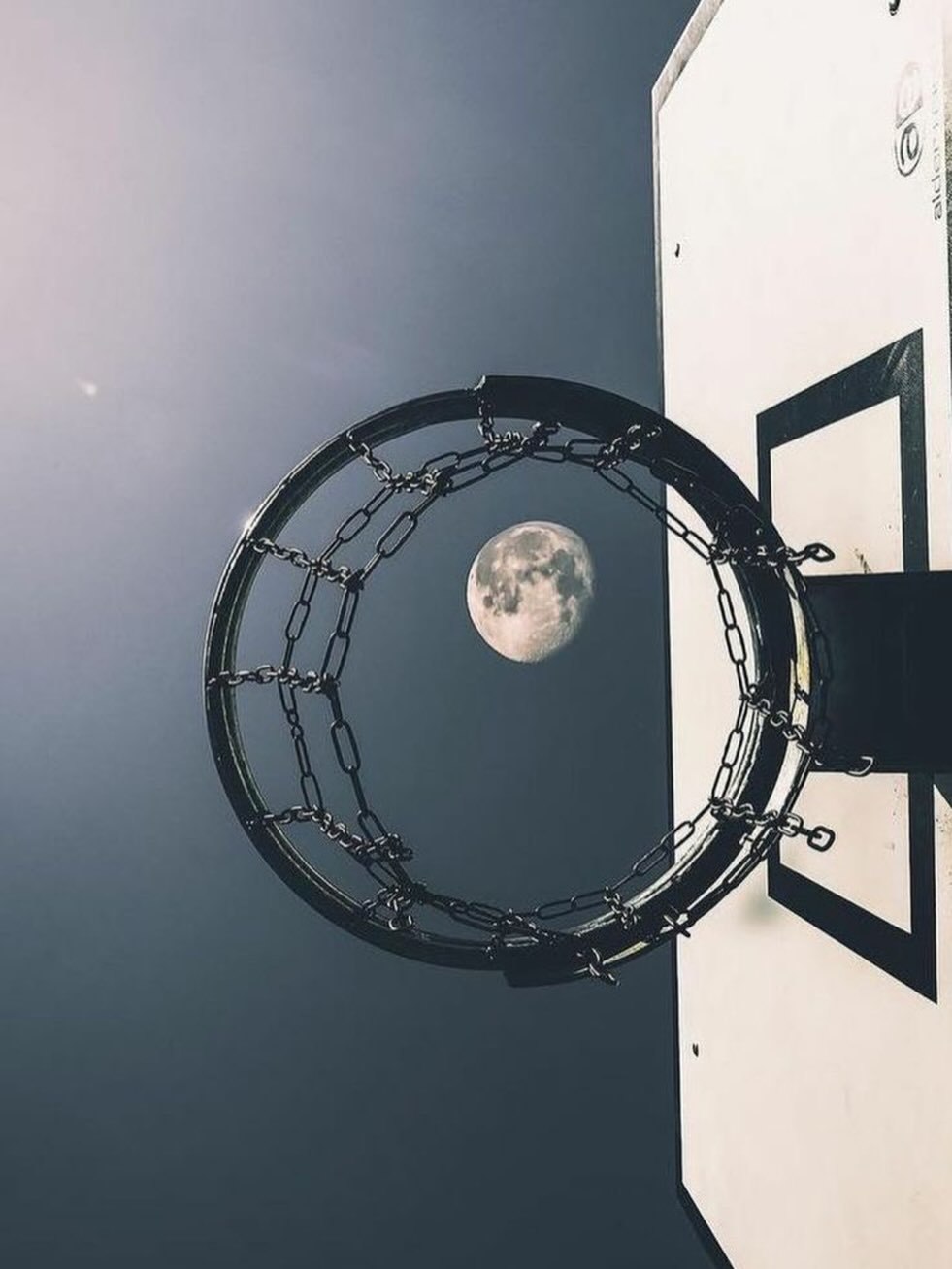 我们最终都要远行，最终都要跟过去的自己告别。也许路途有点艰辛，有点孤独，但熬过了