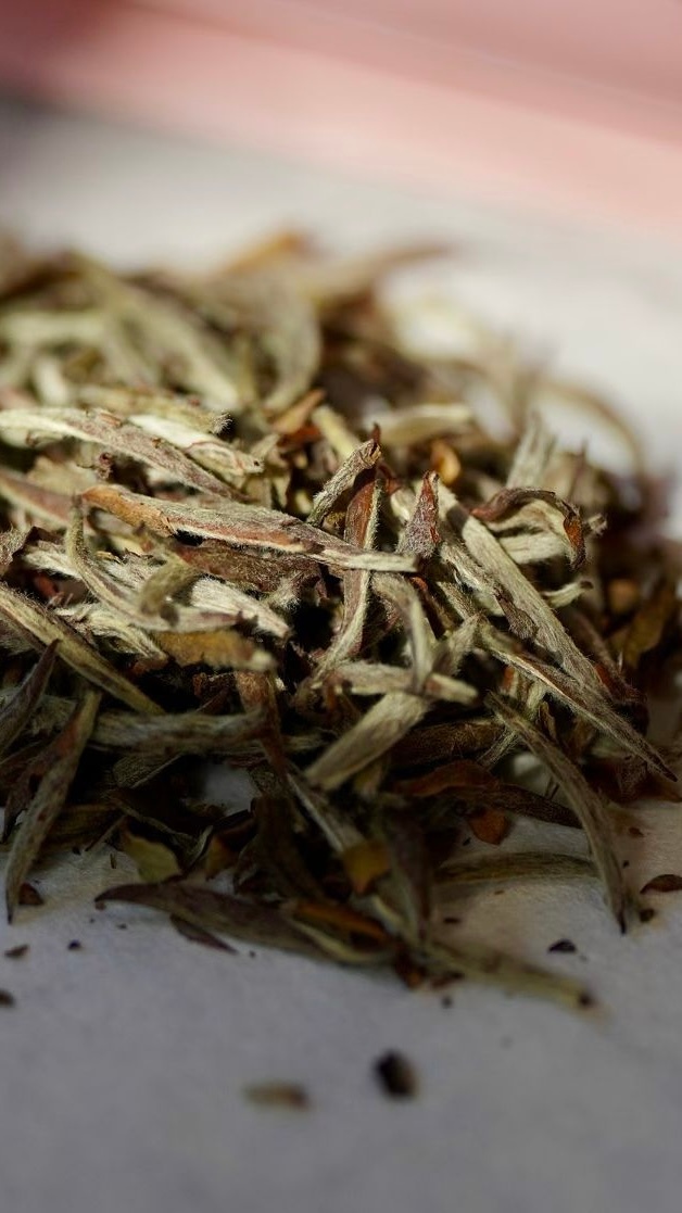一杯茶解决不了工作的压力，却能安顿好自己的情绪；赶不走夏天的炎热，却能让浮躁的心