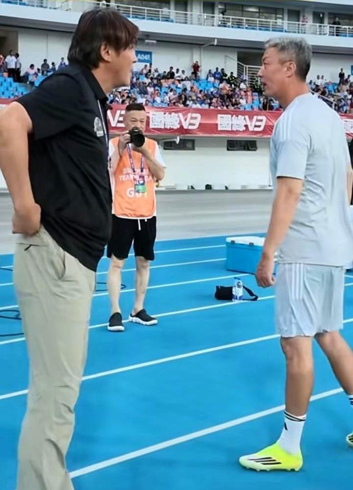 91分钟主场遭绝杀！几万人没扔水瓶，反指着客队齐喊一句话。
　　宿迁前锋高驰禁区