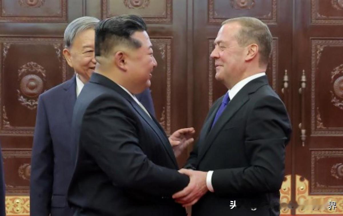 俄罗斯和朝鲜彻底妥了！铁汉也有柔情的时候，普京让梅德韦杰夫去平壤，是个明智的选择