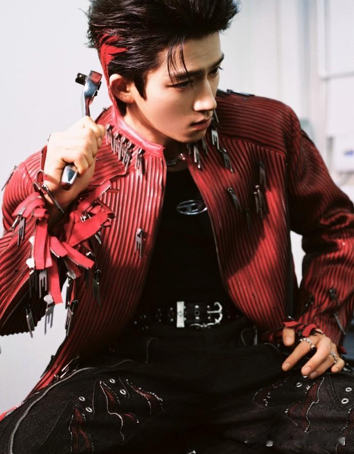 2025最后一天，王星越以港风Bking造型帅气营业，瞬间戳中我的审美！

红黑