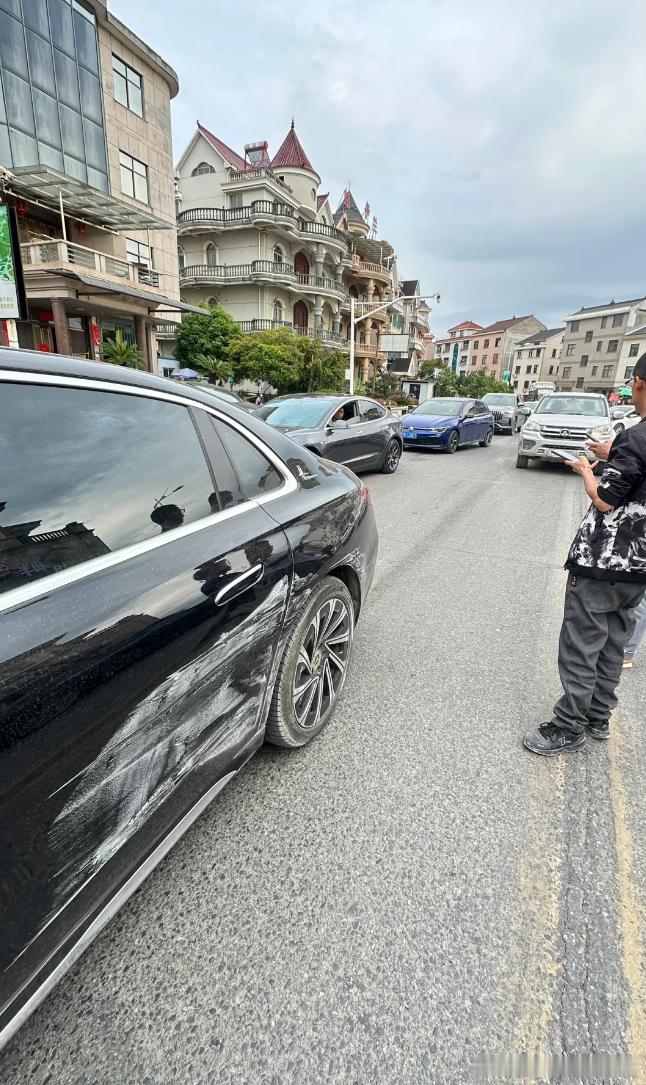 谁的车门被刮成这样，都得心态直接崩了吧！ 