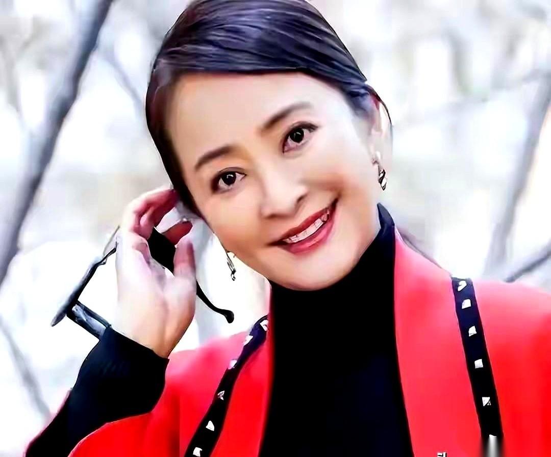 李勤勤当年对着镜头，下巴一扬，话砸得满地响：“我，绝不嫁中国人。”
话筒前记者的