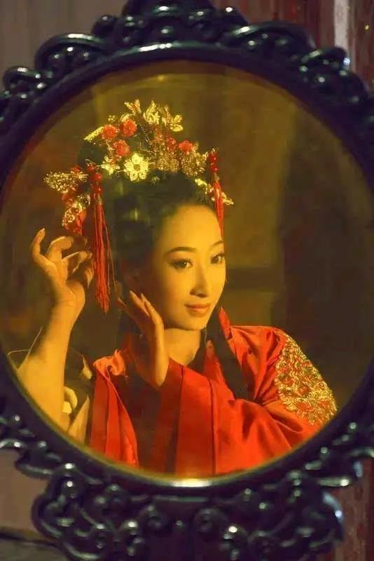 爱有滋养性
真爱如泉滋养生，
具体直接暖心田。
相知相守共风雨，
携手同行度华年