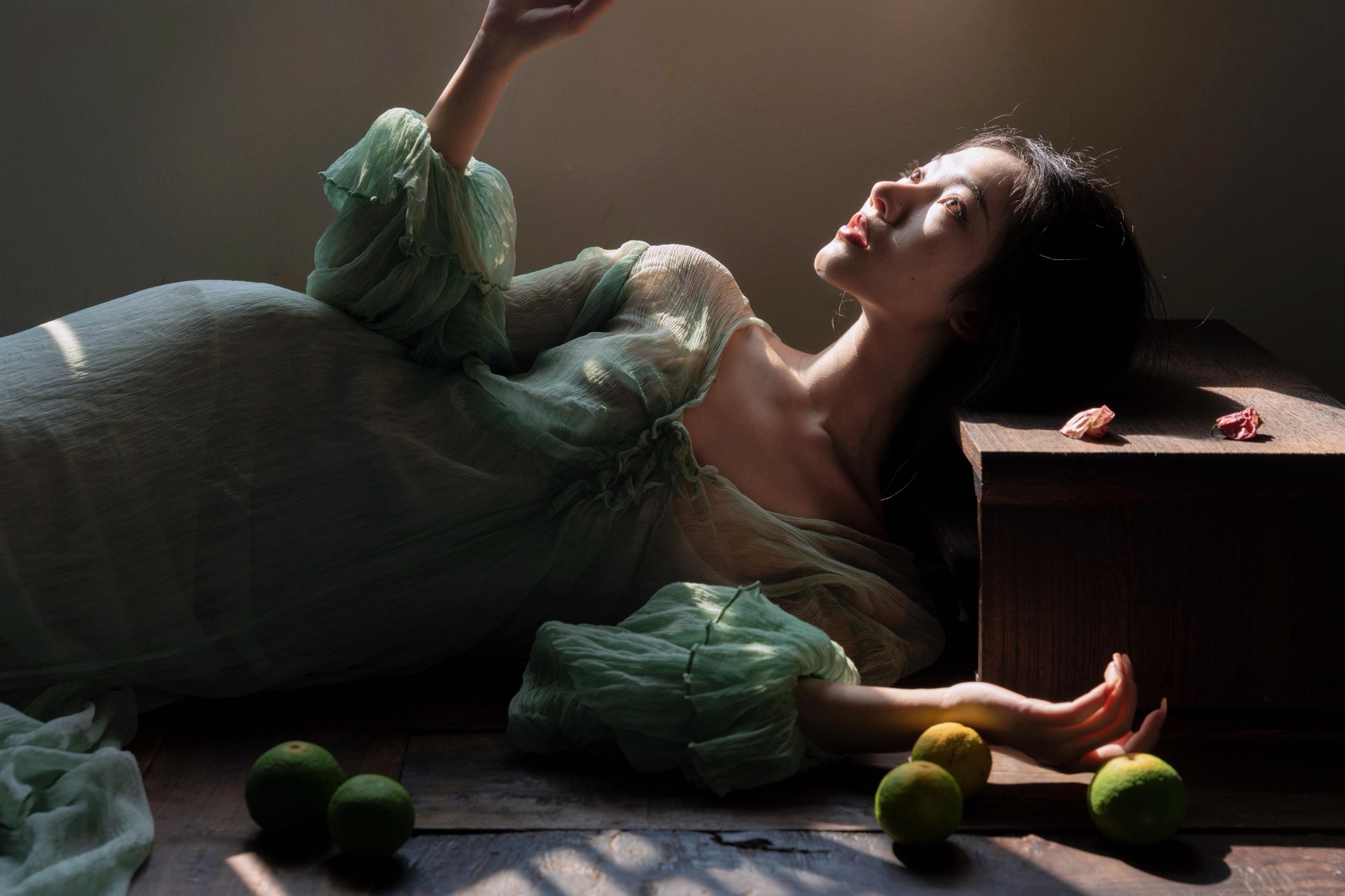 粉墙花影自重重