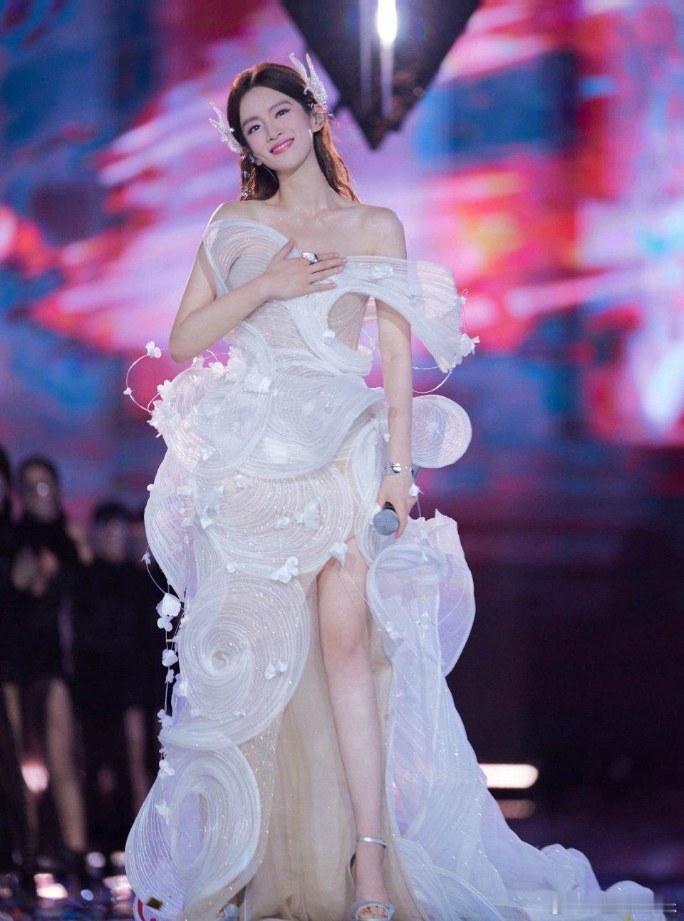 陈昊宇这身衣服，价值几万块吧。 ​​​