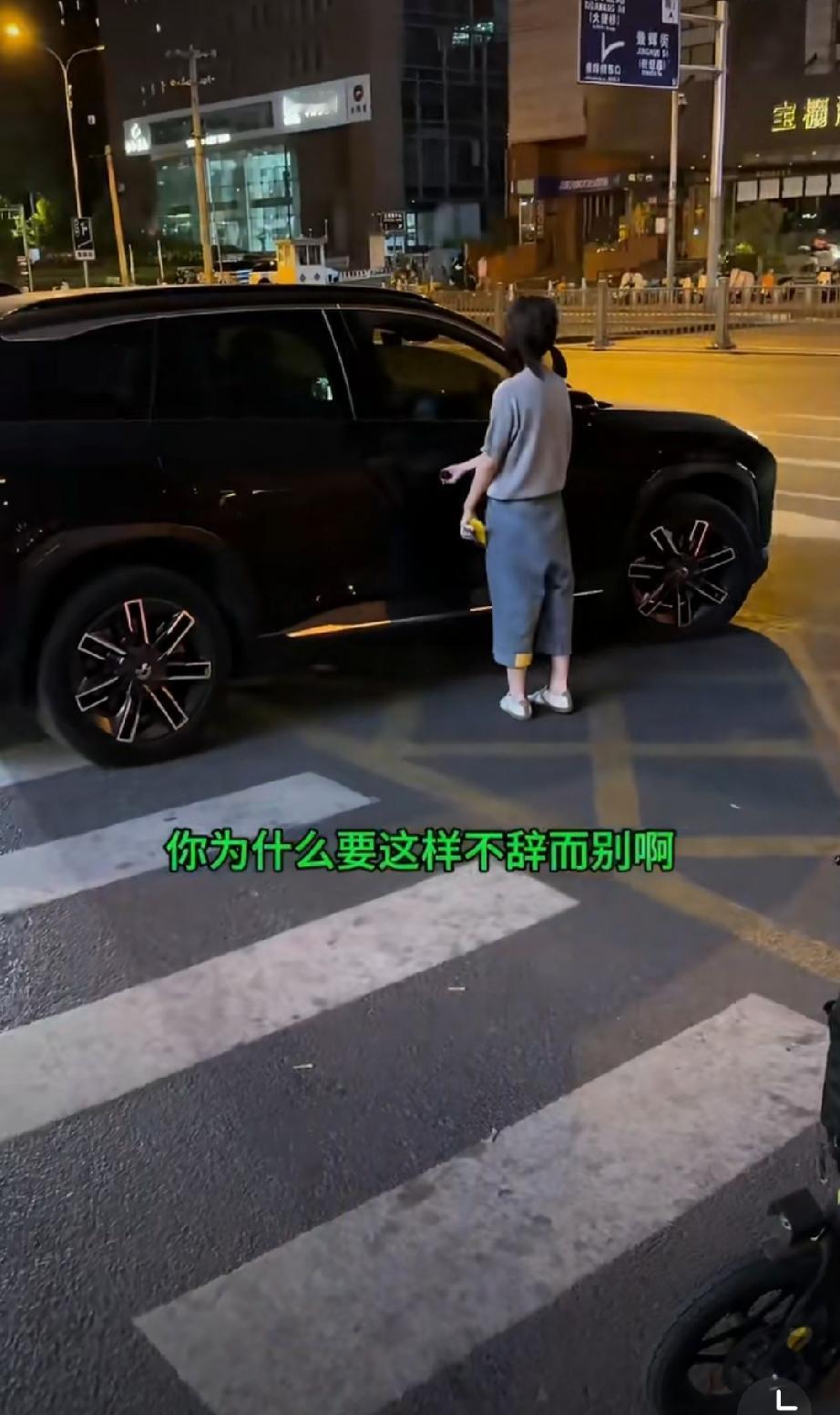 衣品不错，说话娇滴滴，这样的女孩都被关在车外！

早知道蔚来车主这么硬气，我就买
