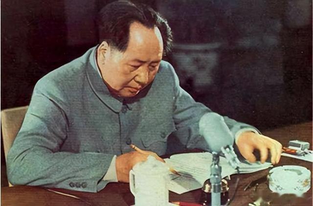 1964年8月6日，伟大领袖毛主席在《陆军第14军126团武装泅渡金沙江经验的通
