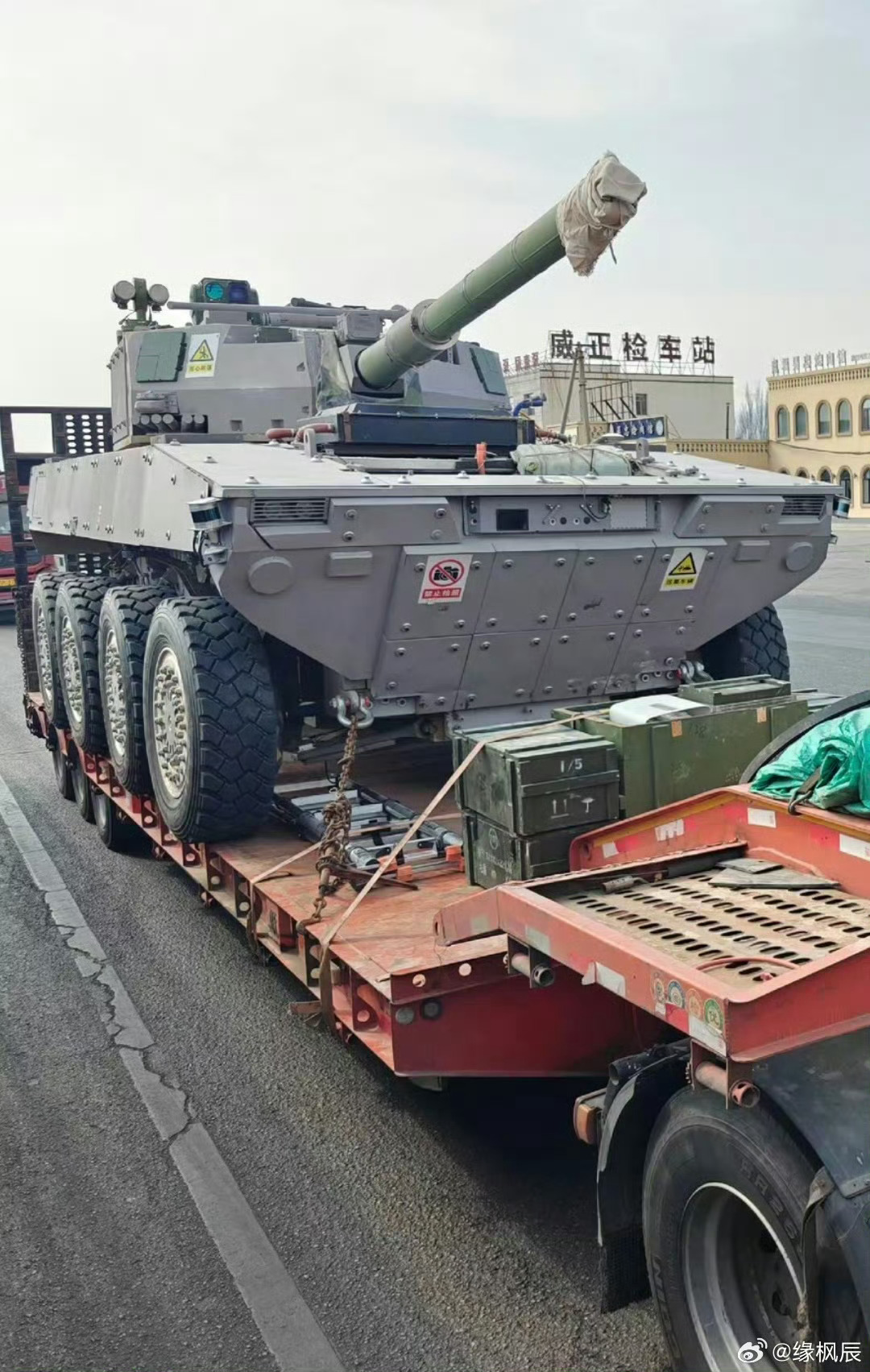 装备主动防御系统的105mm炮轮式无人战车 