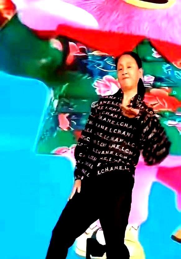 龙丹妮在年会上扭成宋小宝时，李维嘉正抱着何炅哽咽说“我回来了”。
 
五十二岁的