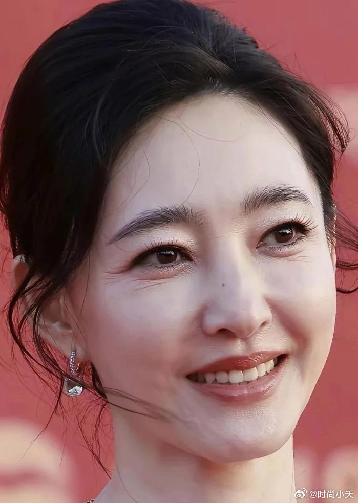 曾经的素颜女神王丽坤，嫁了个假富豪，也肉眼可见的憔悴