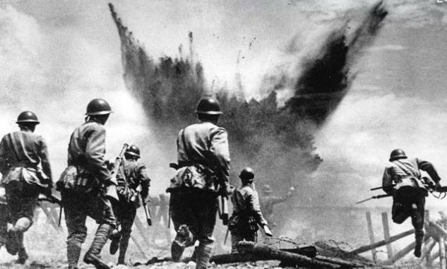 1938年，八路军新兵肖万世在巡逻时，发现有十几个日军在河边洗澡，他低语道：“没