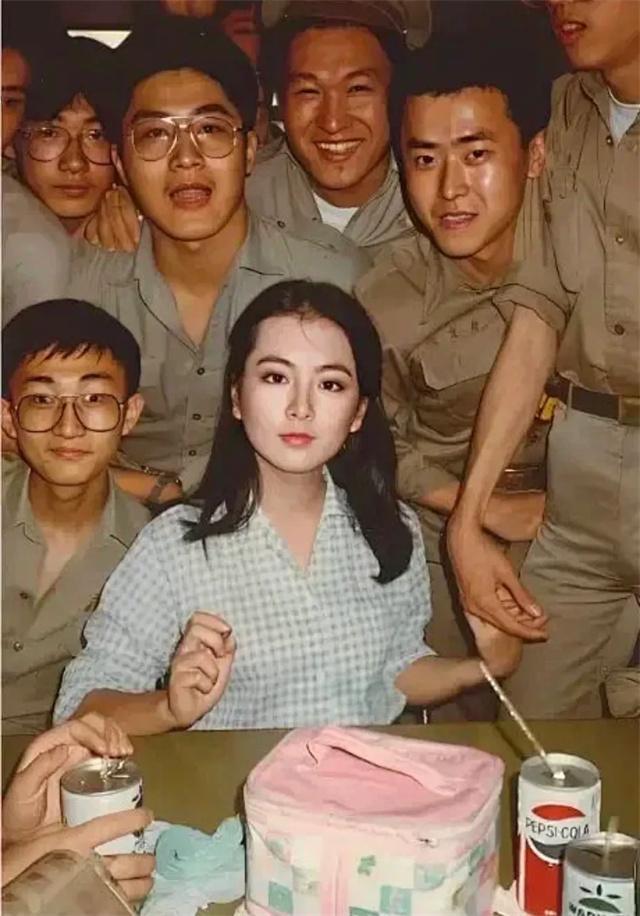 1986年,台湾，一张罕见的合影。镜头中被一群士兵簇拥的女子，曾是台湾最受欢迎 