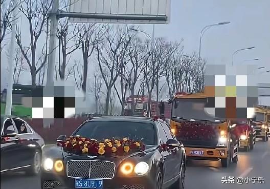 3月28日，安徽淮北，上班开粪车下班开奔驰的小伙潘浩男在老家淮北结婚，9辆吸粪车