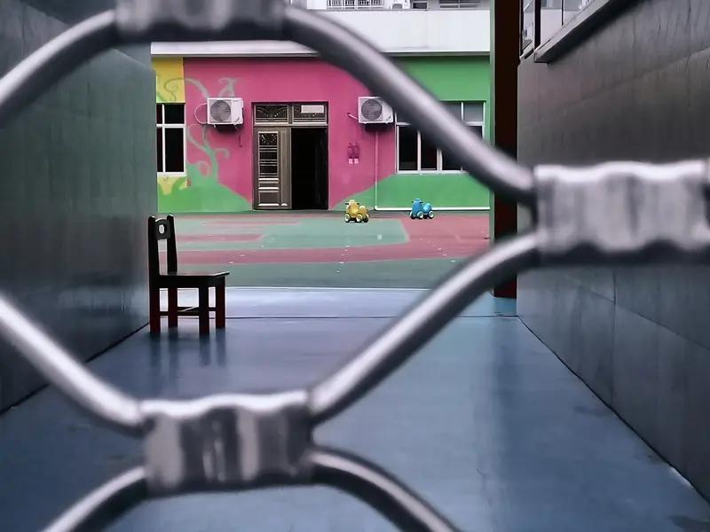 家附近的幼儿园关闭了。现在看到幼儿园关闭，也没有太多的想法。

从事幼儿园工作1